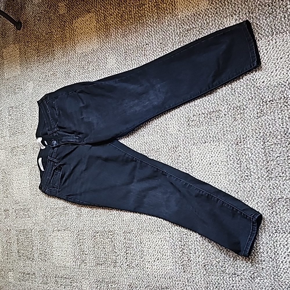 Universal thread, mid rise, skinny jeans in black.